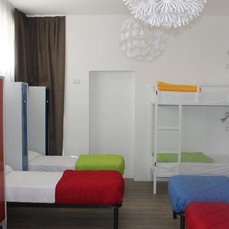 Lake Garda Beach Hostel Padenghe sul Garda Luaran gambar