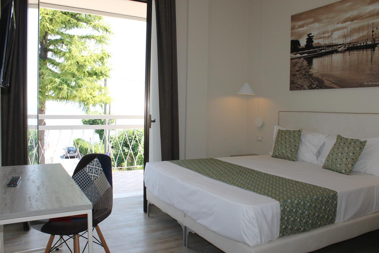 Lake Garda Beach Hostel Padenghe sul Garda Luaran gambar